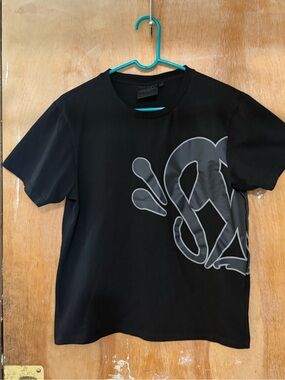 syna world graphic tee